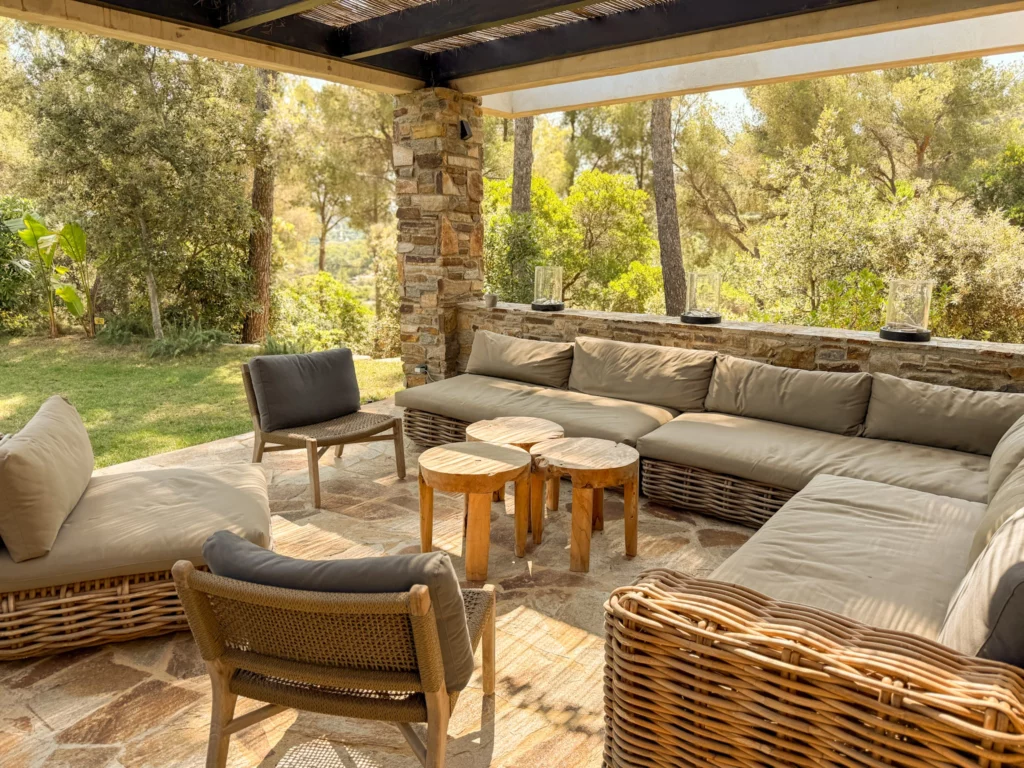 pool house avec vue mer wabi sabi gaou benat