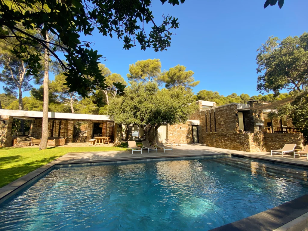 villa avec grande piscine vue mer Méditerranée gaou benat