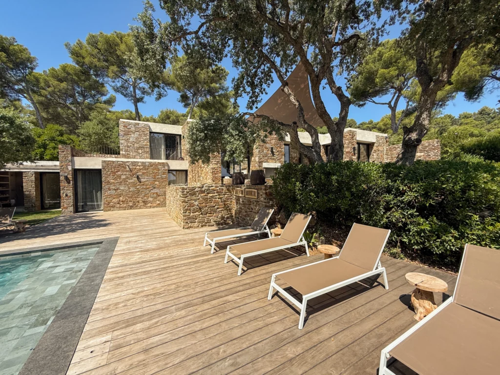 belle piscine et vue mer wabi sabi